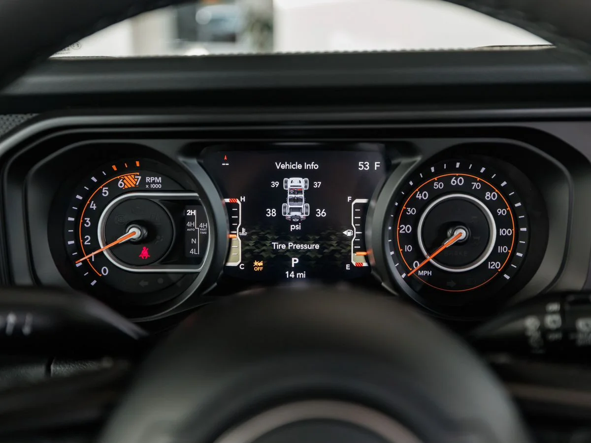 Jeep Wrangler — фото 18